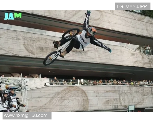 运动数据南京极限运动队在滑板精英赛中的默契配合与精彩表现分析